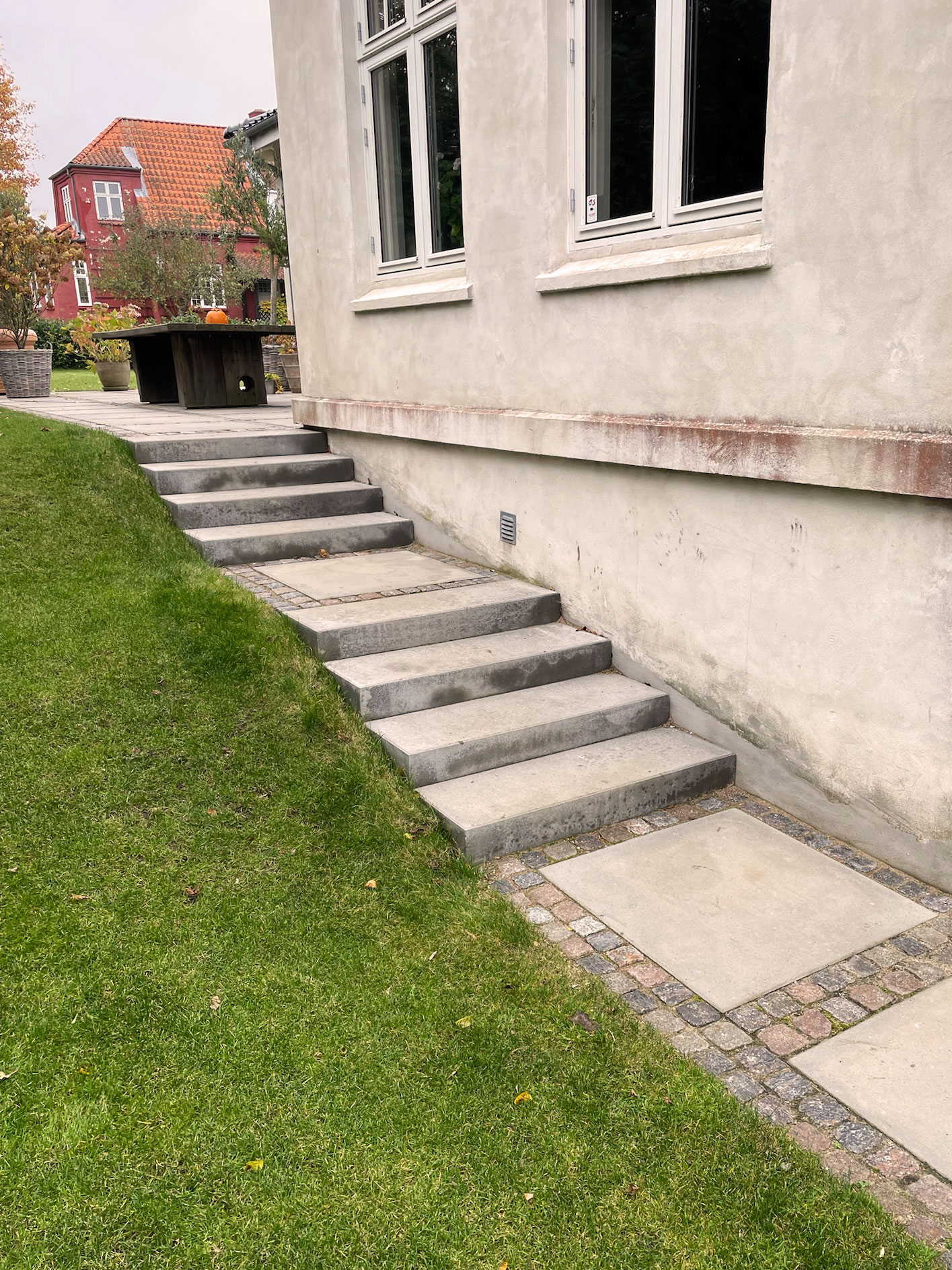 Udendoerstrappe_ved_herskabelig_villa_i_Risskov